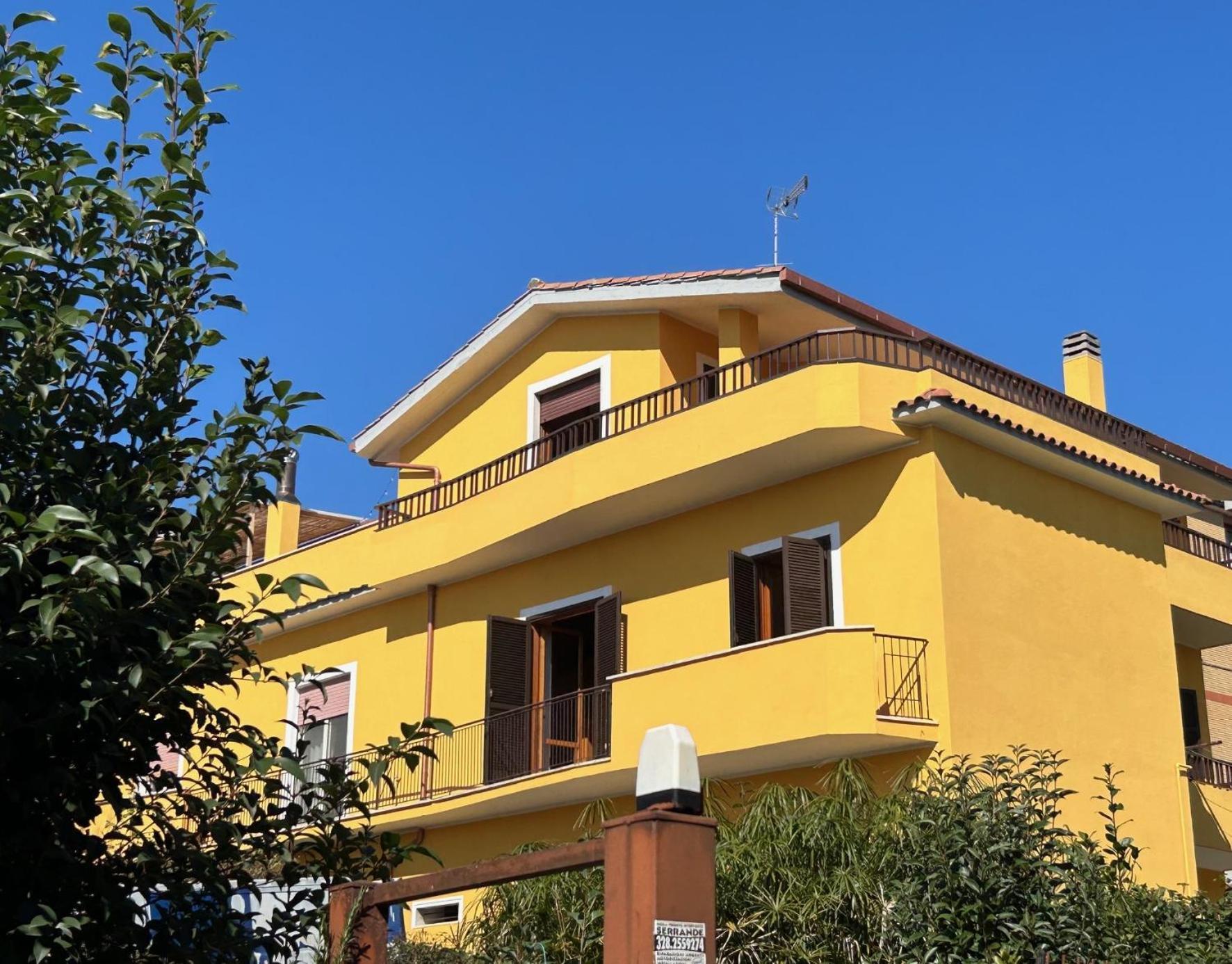 Apartamento Grande Su Due Livelli Con Terrazza